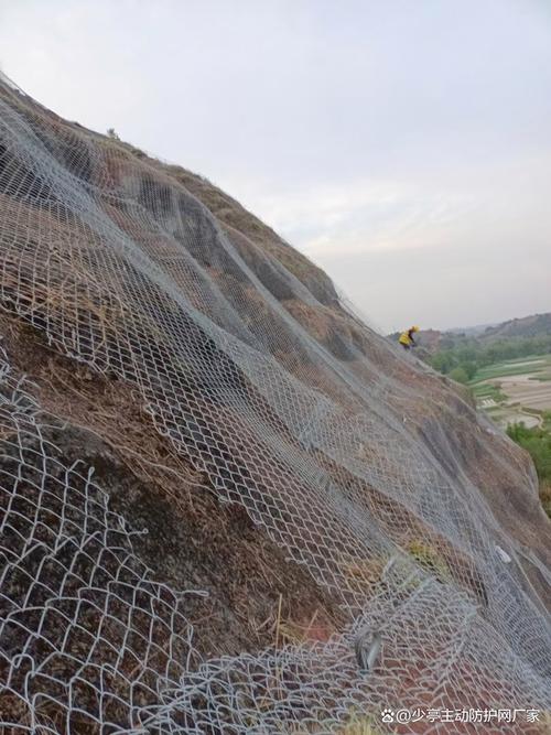 菱形被动拦石网六角网挂网施工要点及防护效果解析 在山区公路,铁路